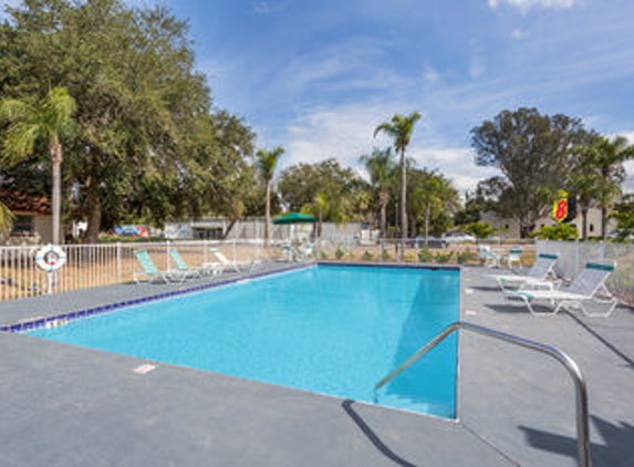 Super 8 by Wyndham Sarasota Near Siesta Key - Sarasota, FL