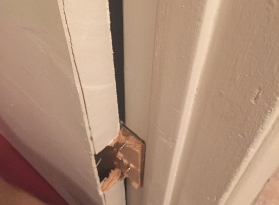 Fast Movers LLC - Phoenix, AZ. They broke the door to the bedroom but did not mention it.