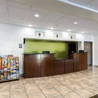 Days Inn & Suites by Wyndham San Antonio Near Frost Bank Center - San Antonio, TX
