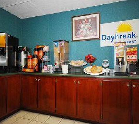 Days Inn - Dickson, TN