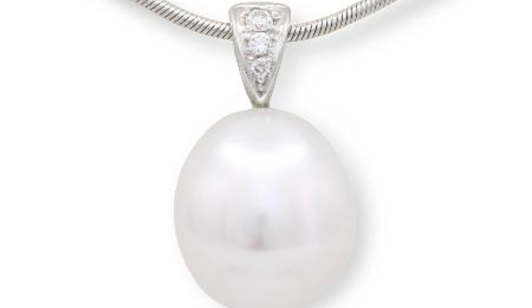 Girls Love Pearls - Brisbane City, QLD. 18 carat white gold, white South Sea diamond set drop pendant.
