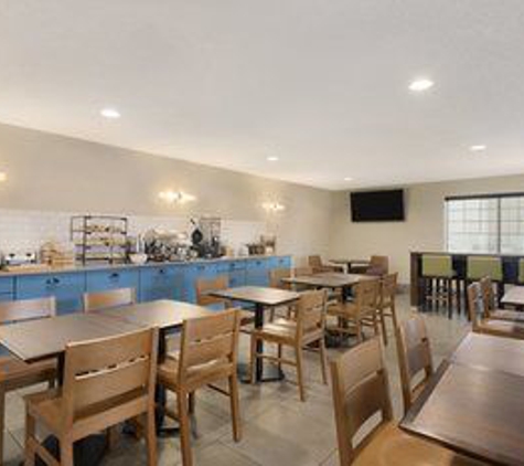 Country Inns & Suites - Chippewa Falls, WI