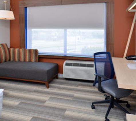 Holiday Inn Express & Suites Farmington Hills - Detroit - Farmington Hills, MI