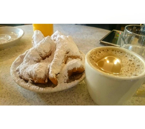 Cafe Du Monde - New Orleans, LA