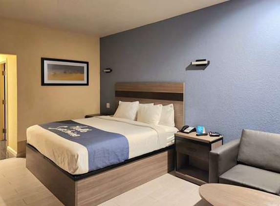 Days Inn by Wyndham Freeport - Freeport, TX