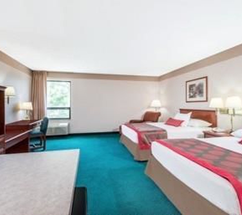 Ramada Limited - Strasburg, OH