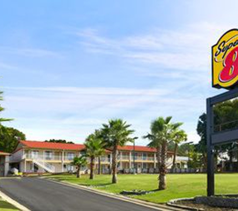 Super 8 by Wyndham Crestview - Crestview, FL