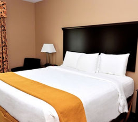 Boulders Inn & Suites Denison - Denison, IA