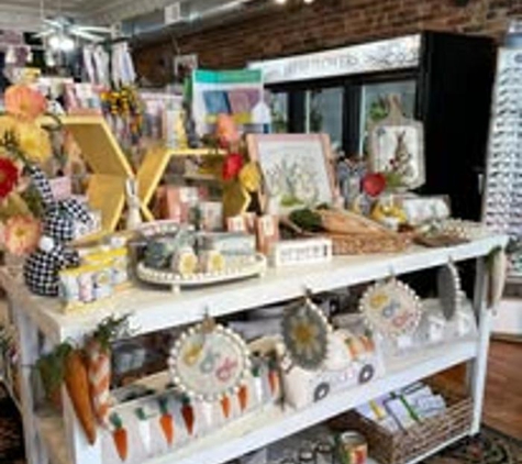 White Farmhouse Flowers & Gifts - Parkville, MO