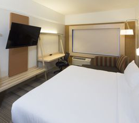 Holiday Inn Express & Suites Detroit - Utica - Utica, MI