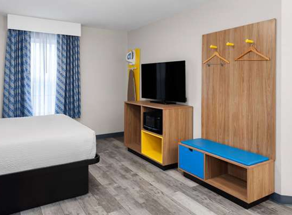 Days Inn & Suites by Wyndham Sellersburg - Sellersburg, IN