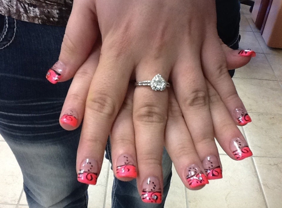 Dianna's Nails Salon - New Richmond, WI