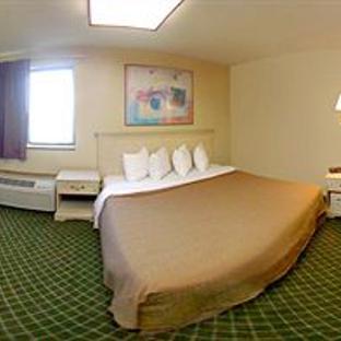 Quality Inn & Suites Detroit Metro Airport - Romulus, MI