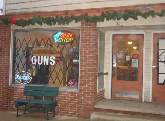 Cliff's Guns & Surplus - Sharon, WI