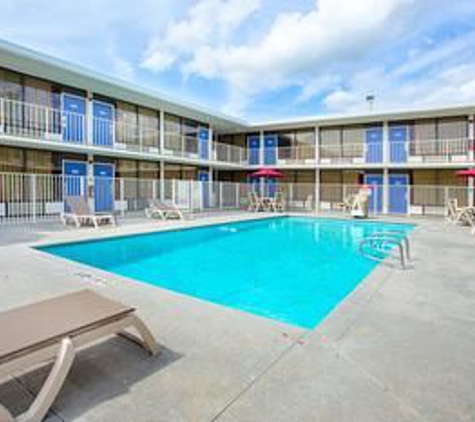 Motel 6 - Baton Rouge, LA