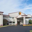 Super 8 by Wyndham Hartford - Motels