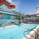 Aqua Breeze Inn - Motels