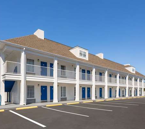 Baymont Inn & Suites - Brunswick, GA