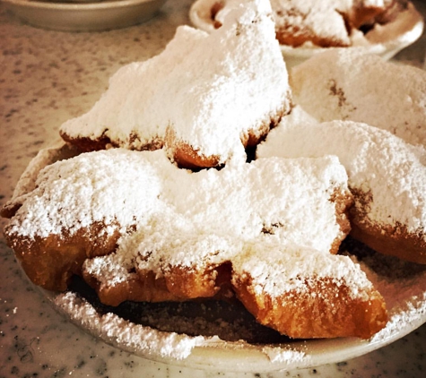 Cafe Du Monde - New Orleans, LA