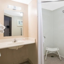 Days Inn by Wyndham Sioux Falls Airport - Motels