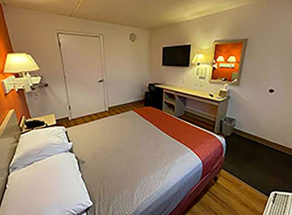 Travelodge by Wyndham Madison Heights MI - Madison Heights, MI