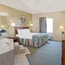 Days Inn by Wyndham Downtown St. Louis - Motels