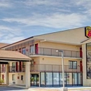 Super 8 by Wyndham Fredericksburg - Motels