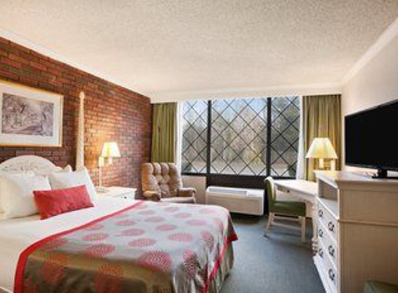 Ramada by Wyndham Lewiston Hotel & Conference Center - Lewiston, ME