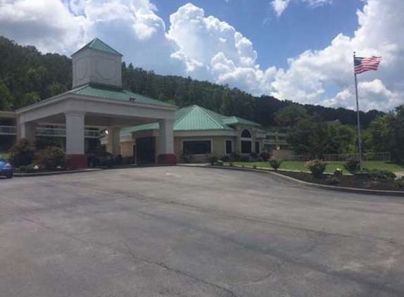 Baymont Inn & Suites - Harriman, TN