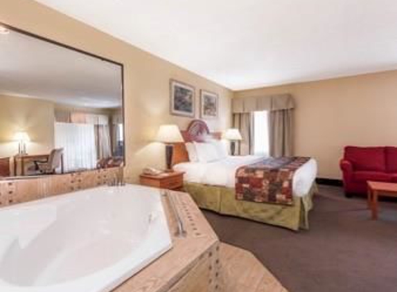 Baymont Inn & Suites - Lagrange, GA