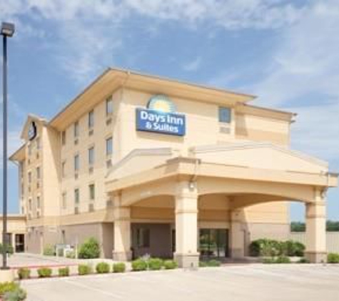 Days Inn & Suites by Wyndham Russellville - Russellville, AR