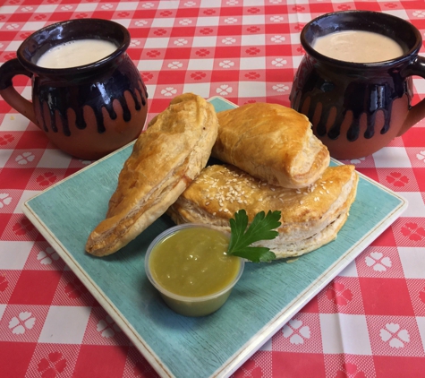 Pastes Y Empanadas Golden Tuzo - Chicago, IL