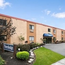 Travelodge by Wyndham Cleveland Lakewood - Hotels