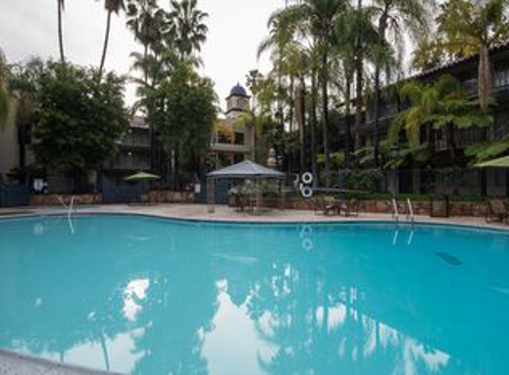 Vanllee Hotel and Suites - Covina, CA