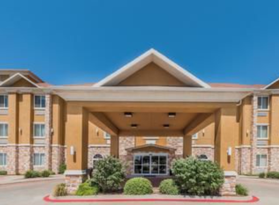 Days Inn & Suites by Wyndham Cleburne TX - Cleburne, TX