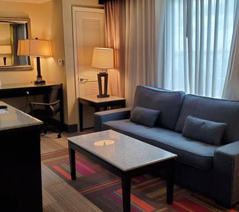 Holiday Inn Express & Suites Orlando - International Drive - Orlando, FL