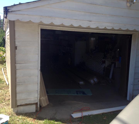 A&M Home Maintenance and Repair LLC - Mooresville, IN. garage before new siding