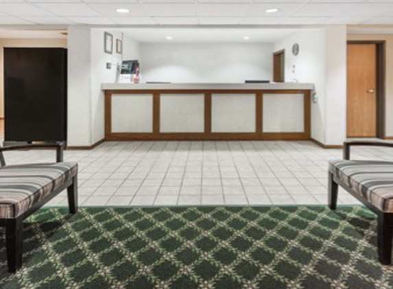 Boarders Inn & Suites by Cobblestone Hotels - Columbus - Columbus, WI