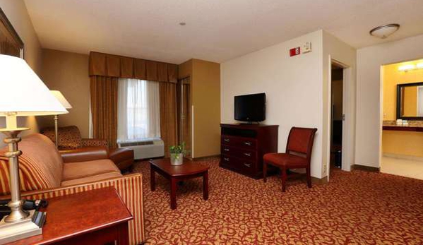 Hampton Inn & Suites - Charlottesville, VA