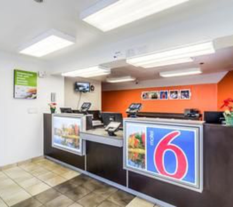 Motel 6 - Elk Grove Village, IL