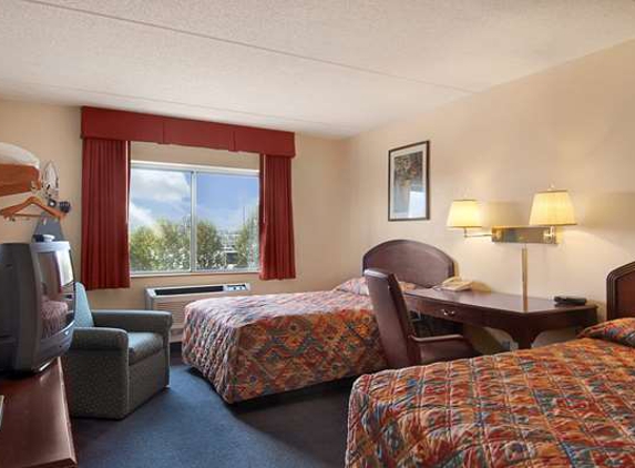 Super 8 by Wyndham Manchester Airport - Manchester, NH