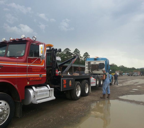 Tucker wrecker - Cameron, OK