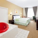 Days Inn & Suites by Wyndham Tucker/Northlake - Motels