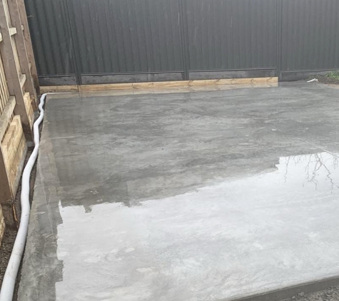 Hands on Concrete Vic