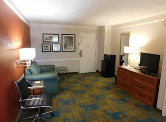 Days Inn & Suites by Wyndham Schaumburg - Schaumburg, IL