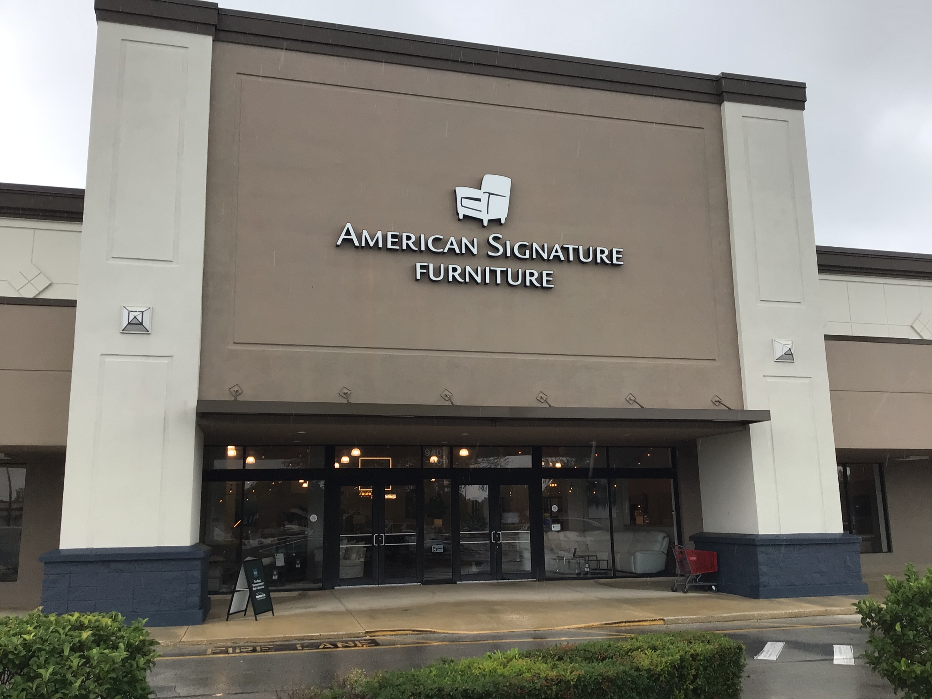 American signature clearance furniture store