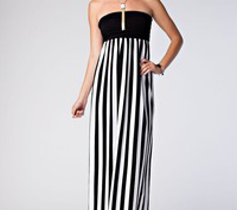 Vees Boutique - Tacoma, WA. S, M & L
Vertical stripe tube dress