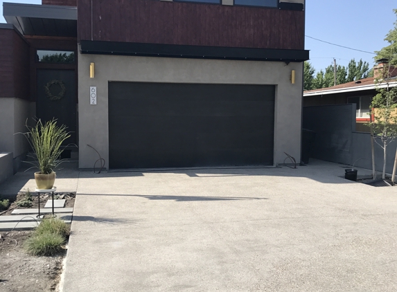 Maverix Concrete. Custom Driveway