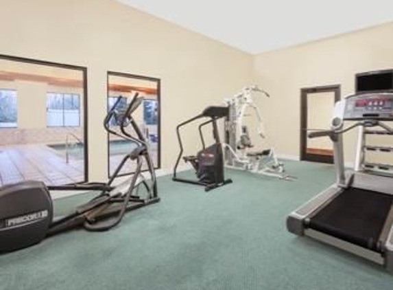 Baymont Inn & Suites - Flint, MI