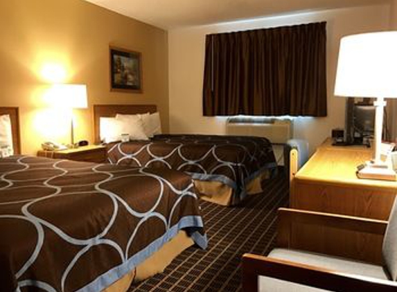 Quincy Inn & Suites - Quincy, IL